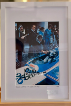 Photo encadrée signée de Jacques Laffite avec Copyright blanc sur la signature