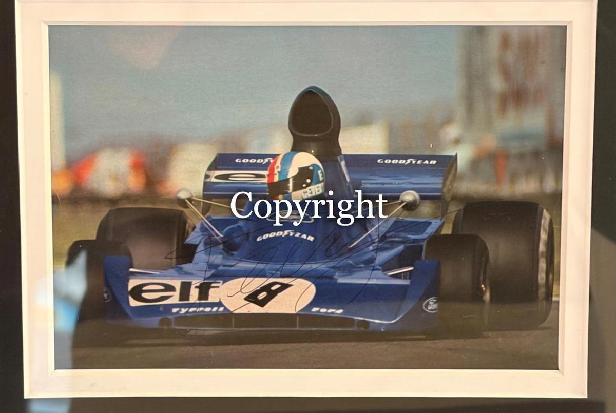 Photo de François Cevert en Tyrrell avec Copyright sur la signature